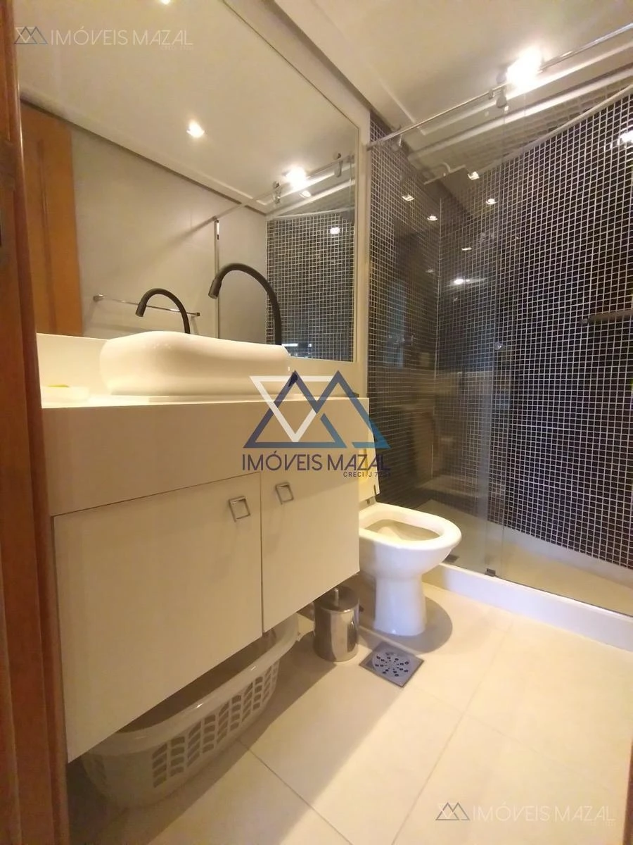 Glass-enclosed balcony in a one-bedroom apartment, 102 m² — photo 35