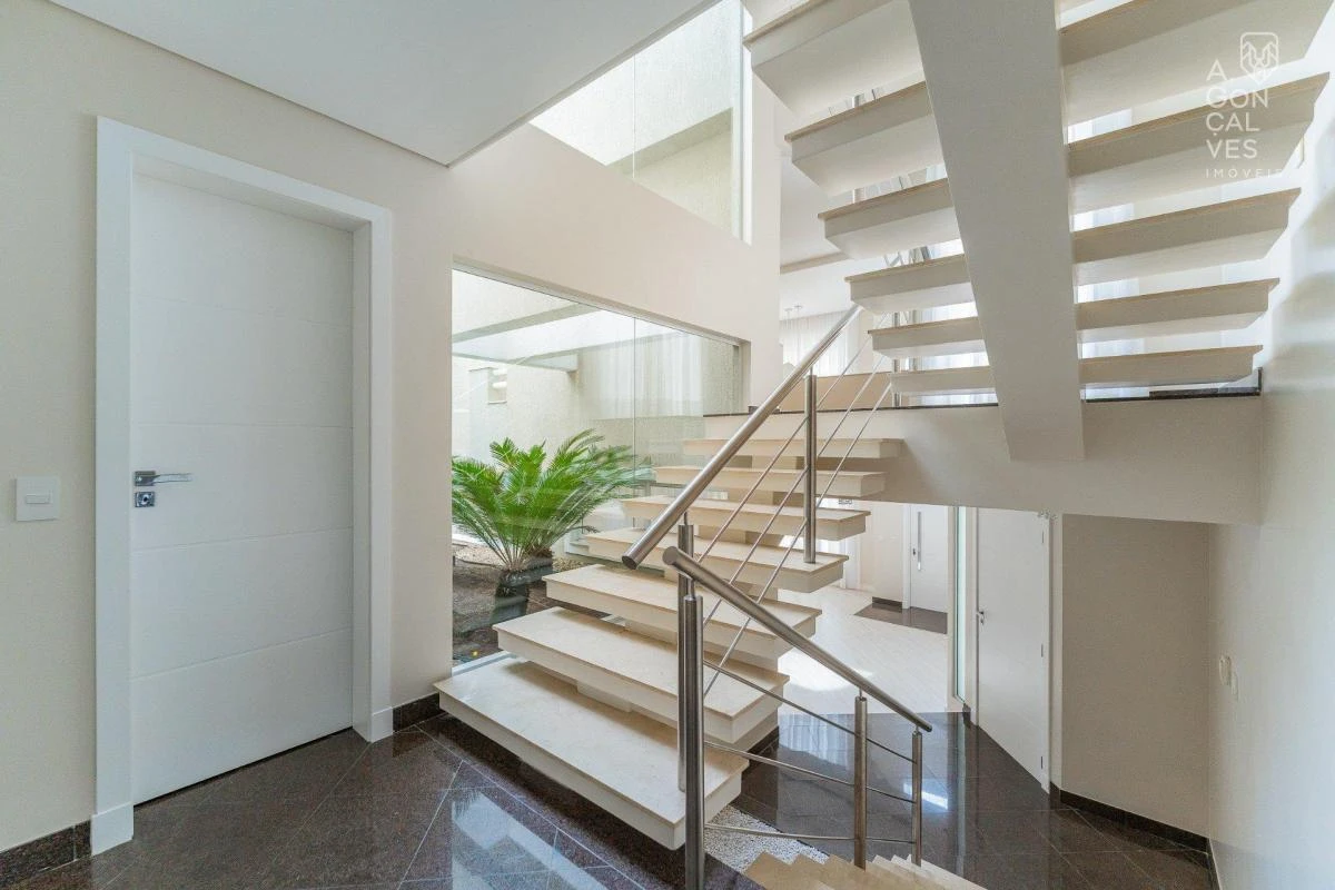 4-bedroom house with floor-to-ceiling windows in Curitiba — photo 17