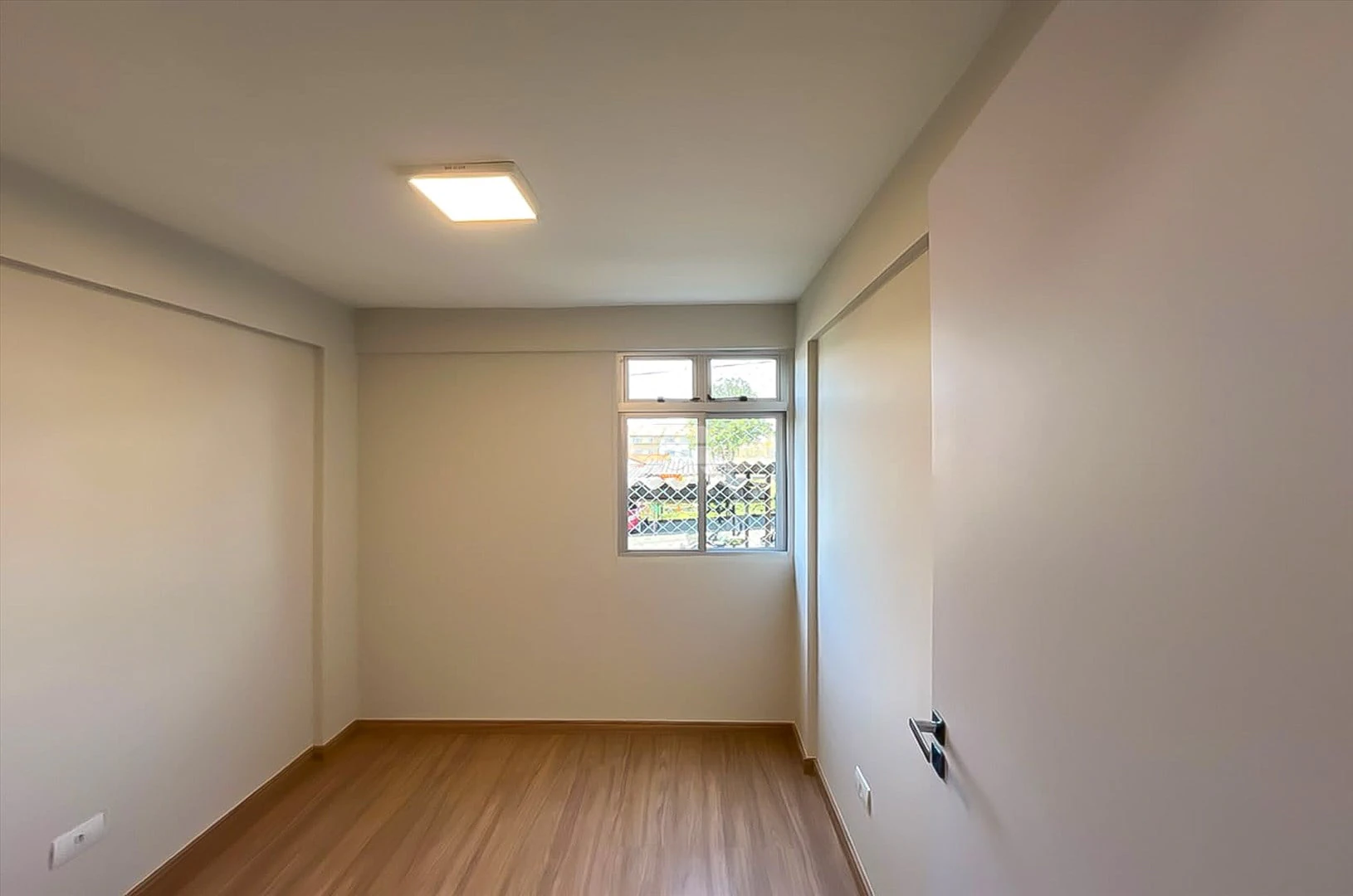 Wood or laminate floors in a 3-bedroom apartment, 50 m² — photo 3
