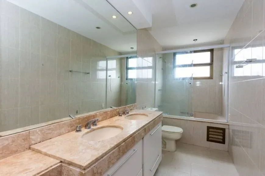 183 m² apartment with a walk-in closet and a bathtub — photo 15