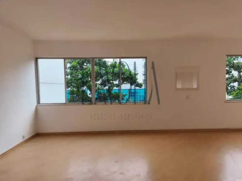 Apartment with 3 bedrooms and hardwood floors — photo 8