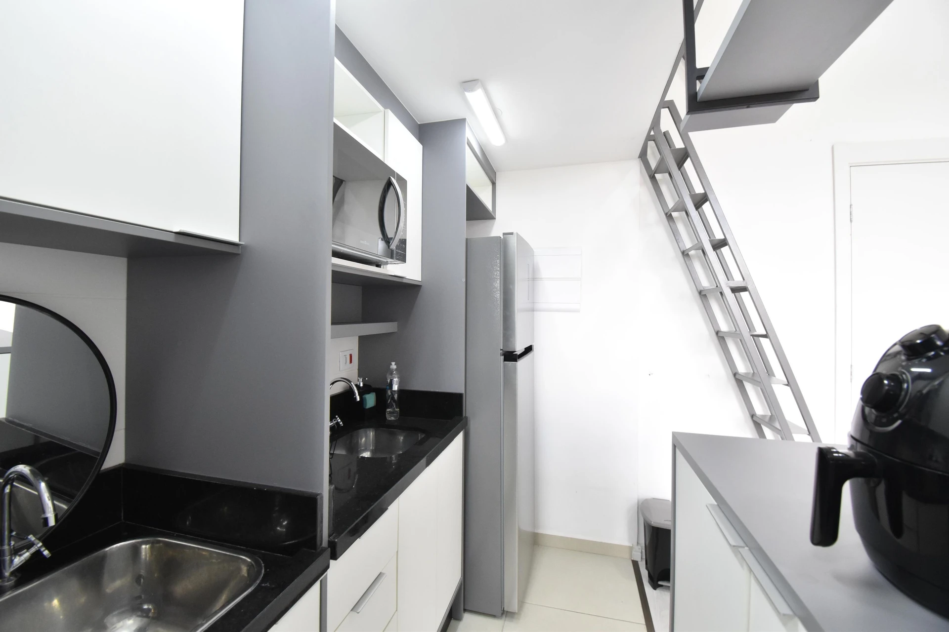 One-bedroom apartment in a building with a gym — photo 9
