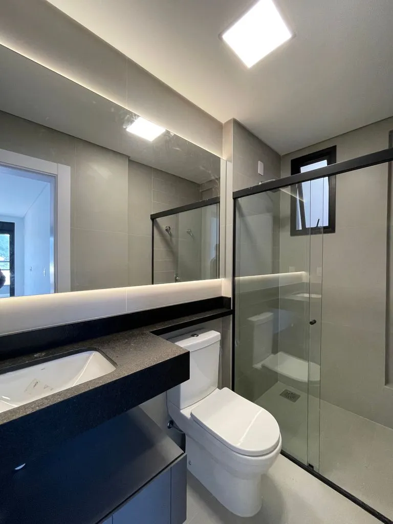 Balcony with a grill in a 3-bedroom apartment, 131 m² — photo 16