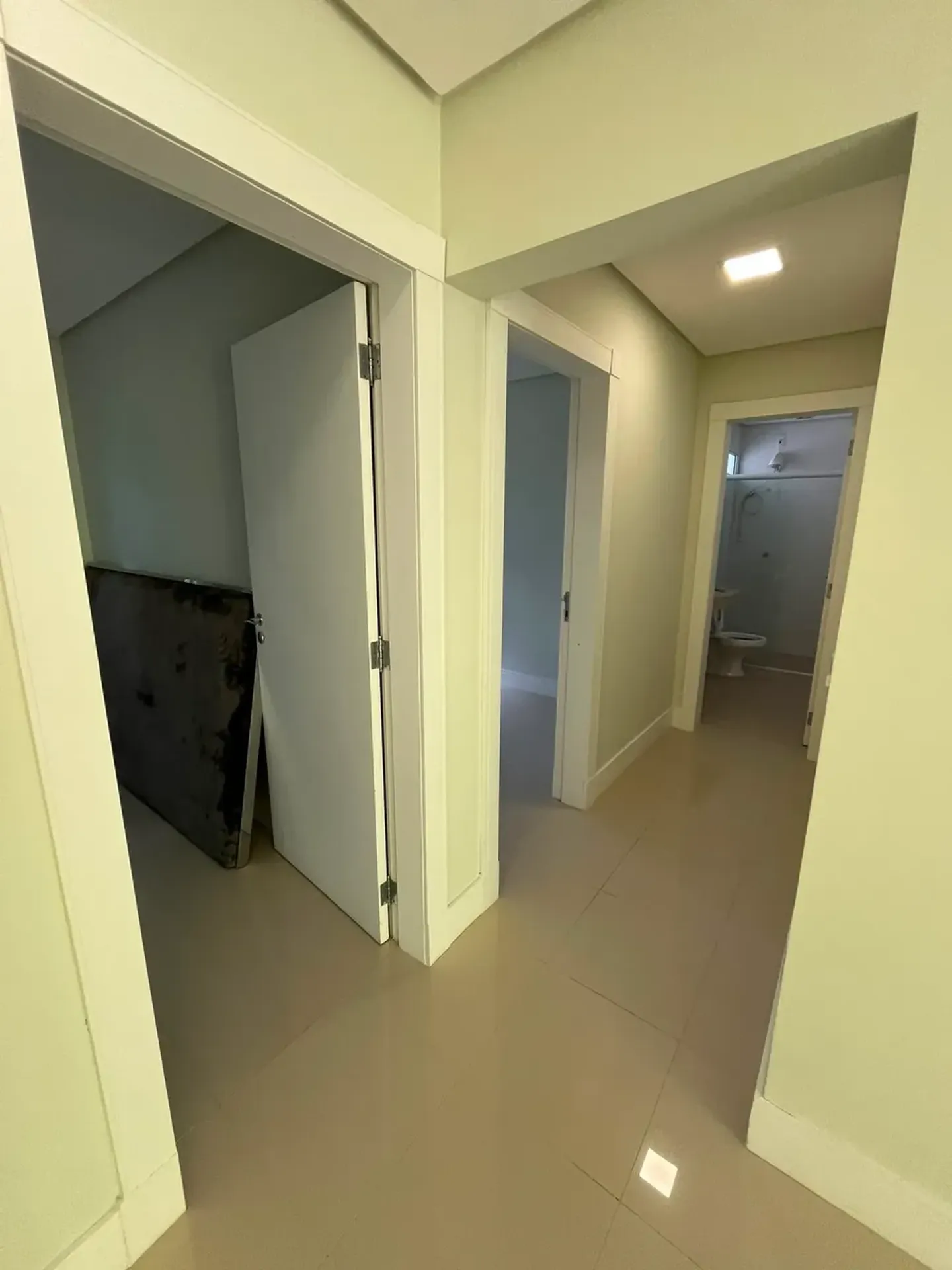 Casa de 1000 m² con vista al agua y chimenea — photo 63