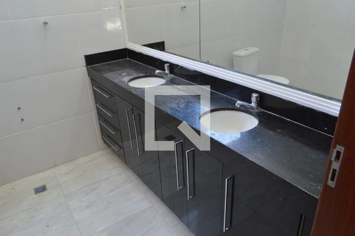 Casa de 3 quartos com janelas do piso ao teto — photo 38