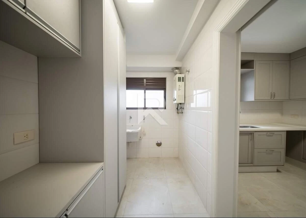 119 m² apartment with a grill on the balcony and a bathtub — photo 6