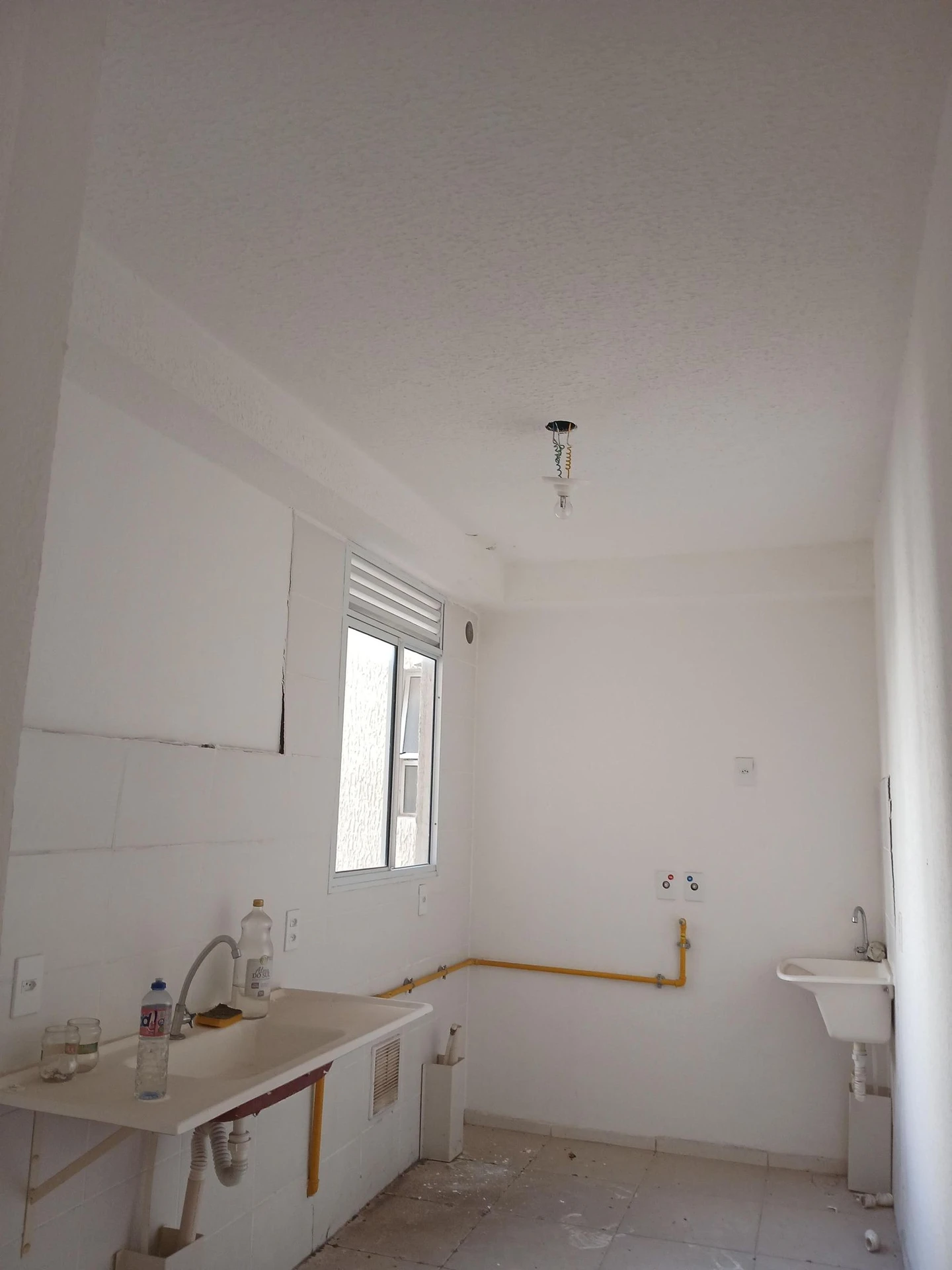 2-bedroom unfurnished apartment with separate gas kitchen