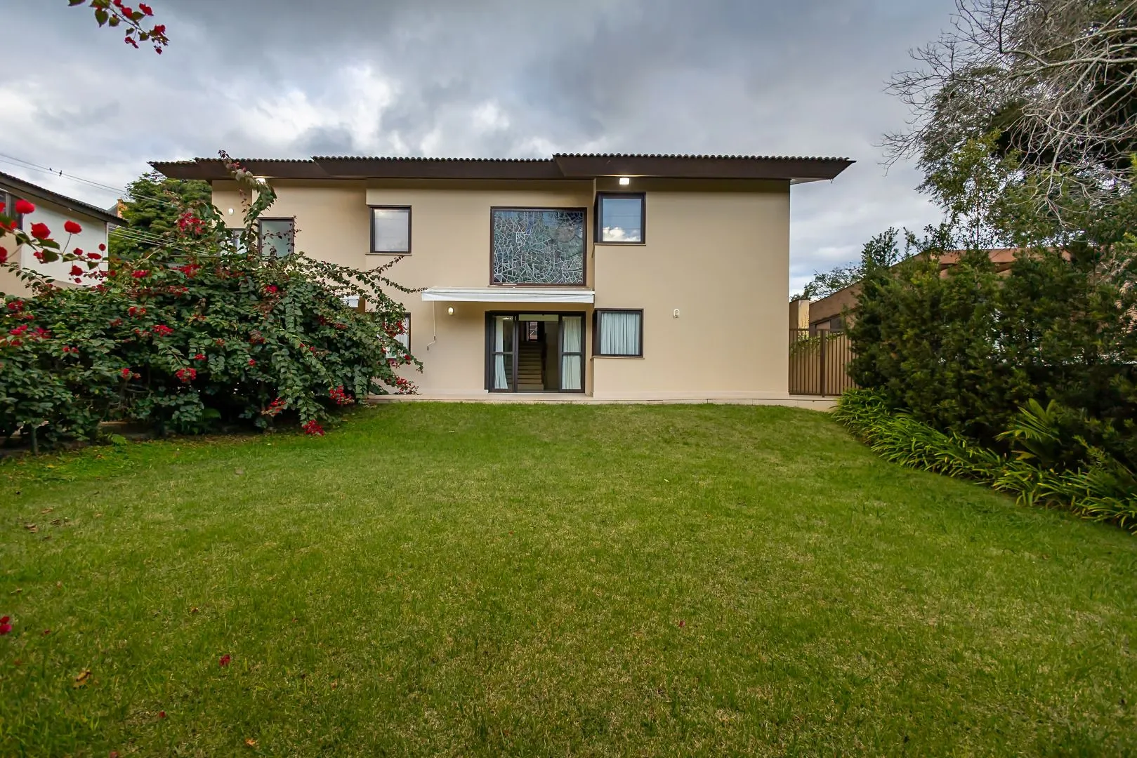 Rental house with 4 bedrooms and 5 bathrooms across 550 m² — photo 5
