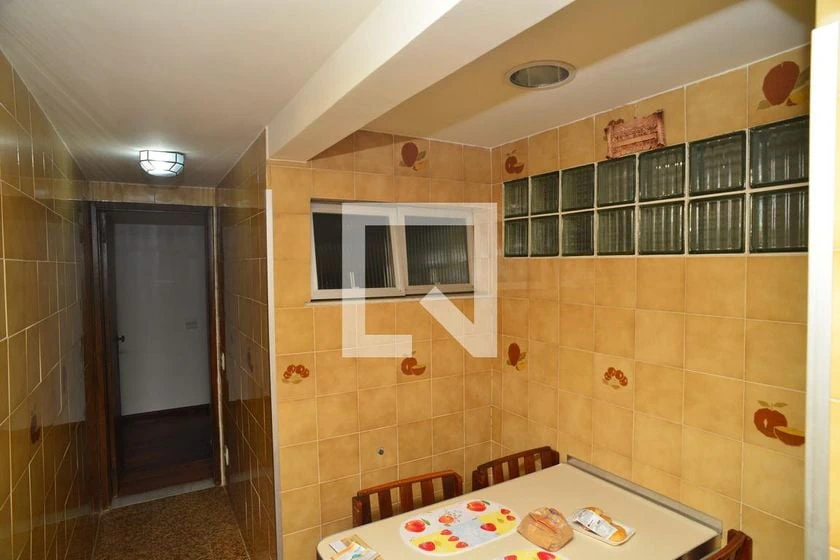 4-bedroom apartment with wood or laminate floors — photo 29