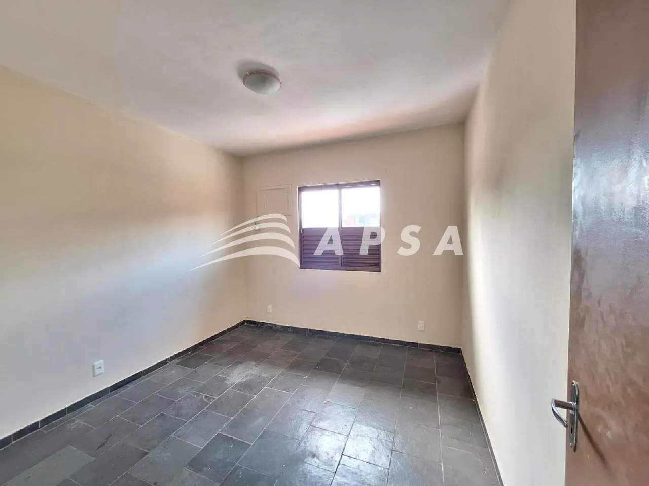 Casa com 2 quartos e cozinha fechada com fogão a gás — photo 4
