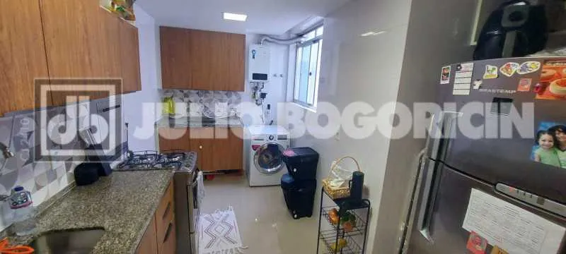Walk-in closet in a 3-bedroom apartment, 165 m² — photo 24