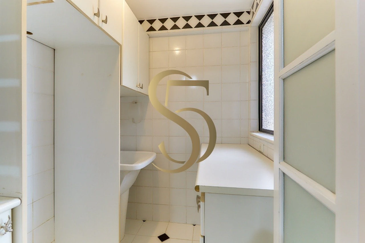 Bathtub in a one-bedroom apartment, 103 m² — photo 25
