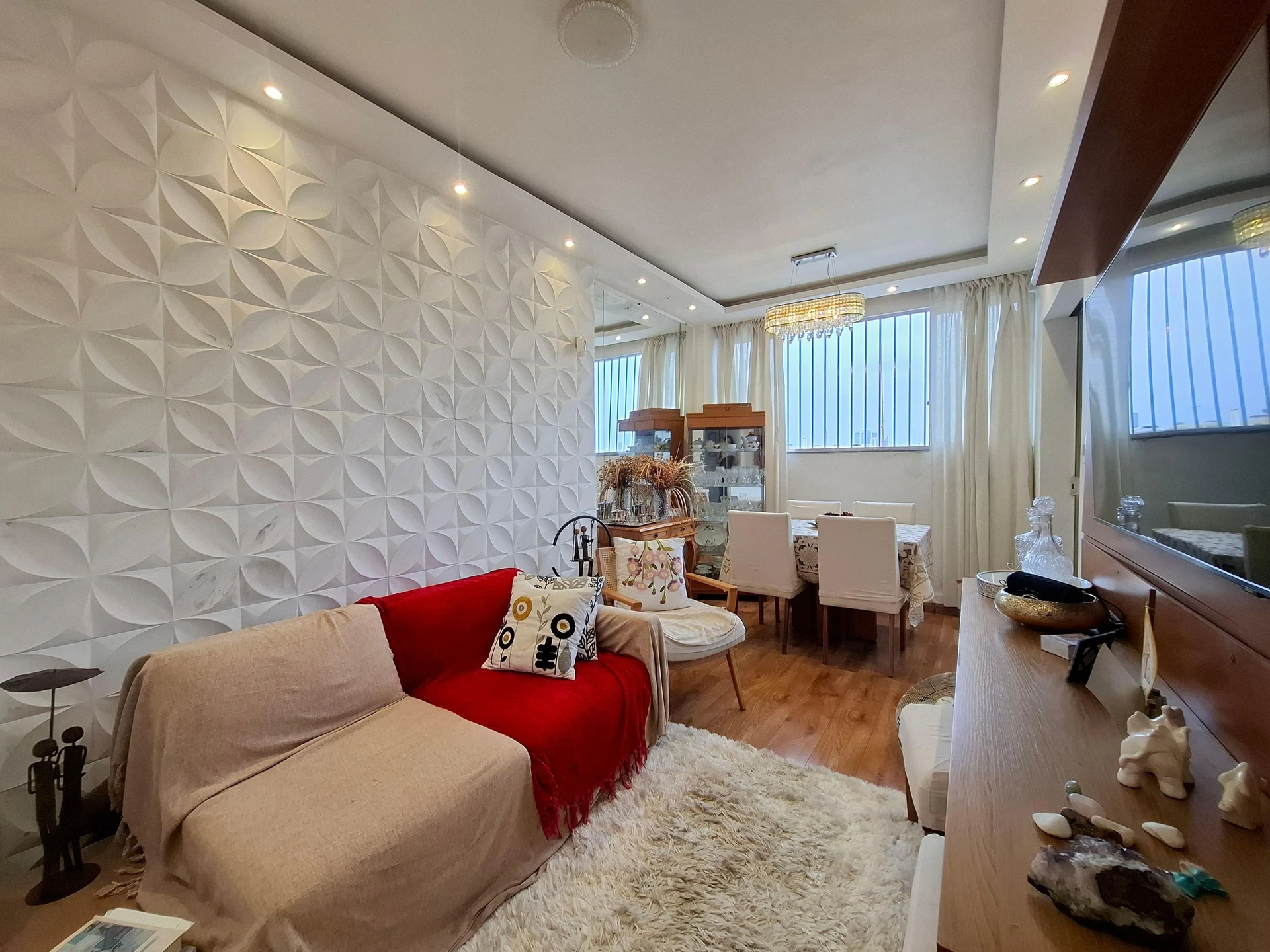 Balcony with a grill in a 2-bedroom apartment, 90 m² — photo 4