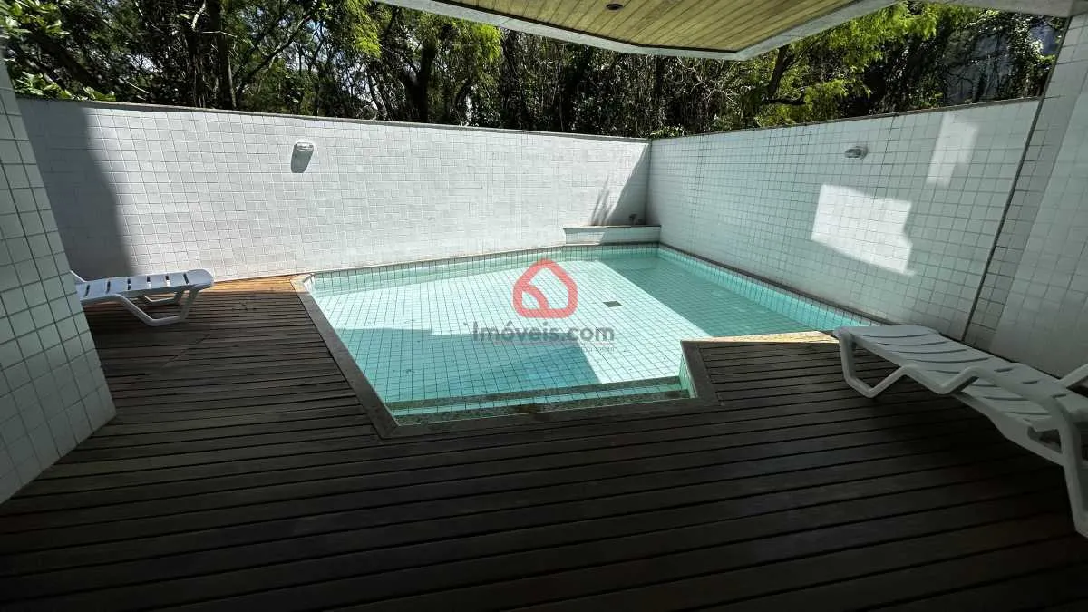 3-bedroom apartment in a building with a pool — photo 11