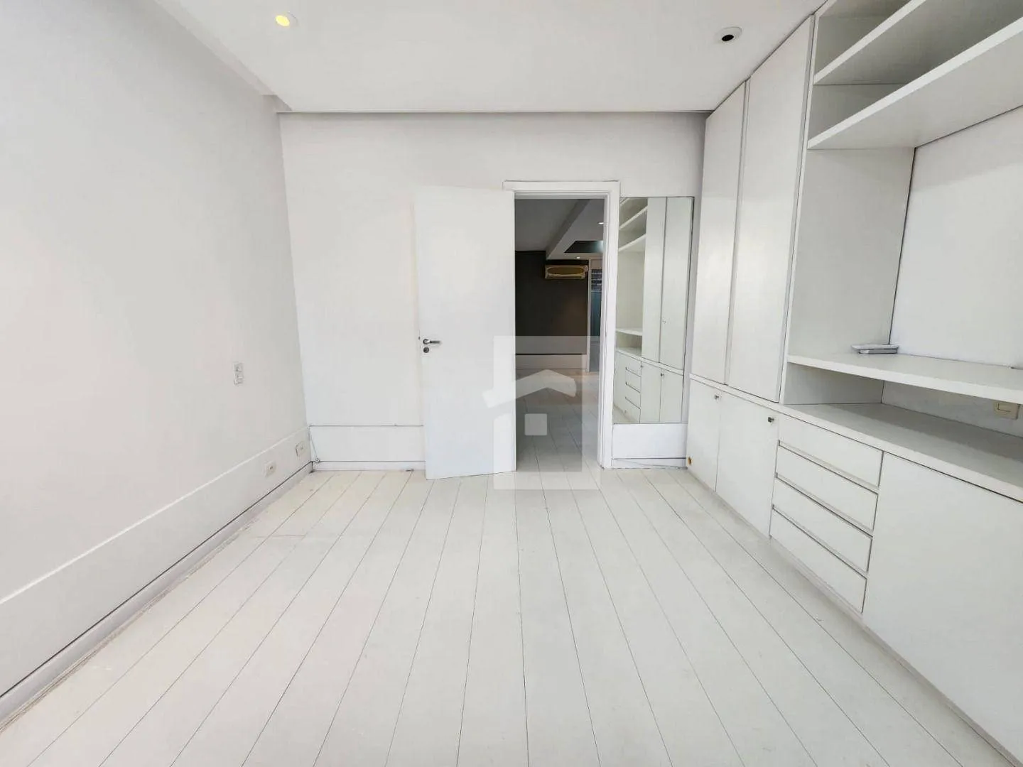 Duplex penthouse with 5 bedrooms and 5 bathrooms — photo 21
