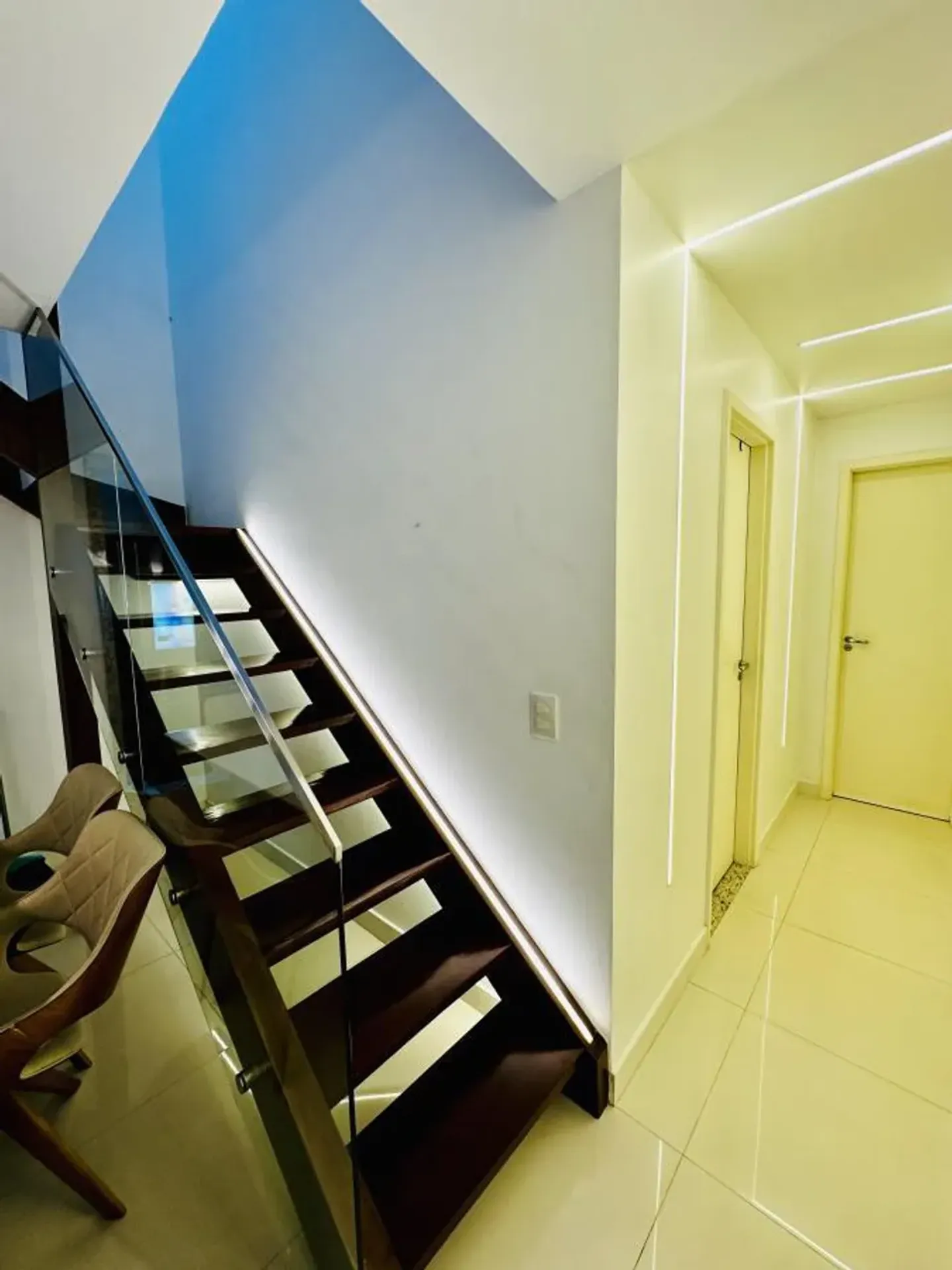 Furnished apartment, 198 m², with floor-to-ceiling windows — photo 3