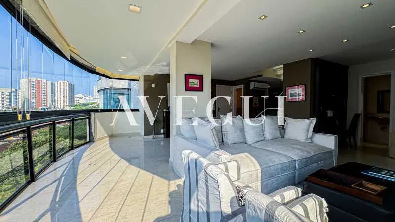 4-bedroom apartment in a building with a pool — photo 9