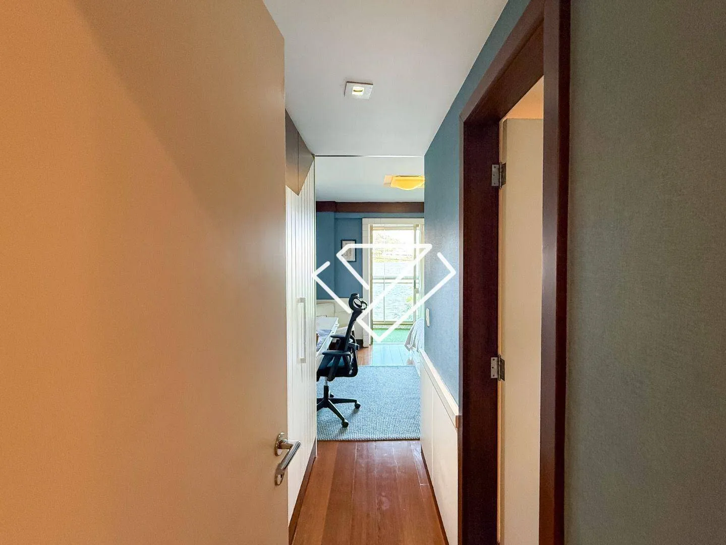 Furnished apartment with 4 en-suites and 258 m² — photo 32