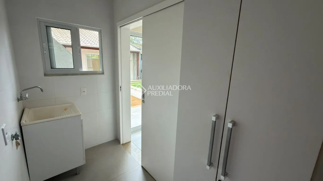 Balcony with a grill in a 4-bedroom house, 120 m² — photo 26