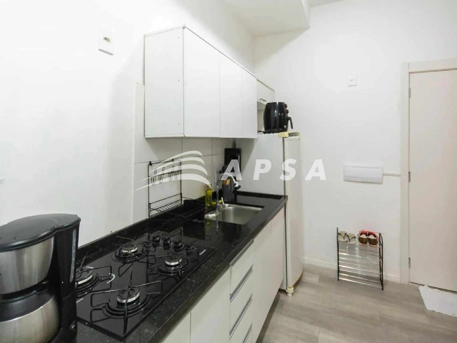 Furnished 1-bedroom apartment with a private BBQ area — photo 4