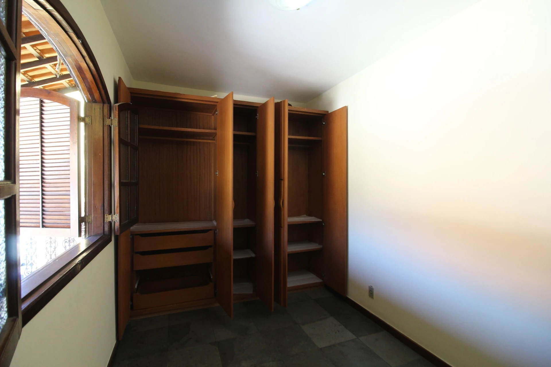 House with 2 bedrooms, private garden and balcony — photo 4