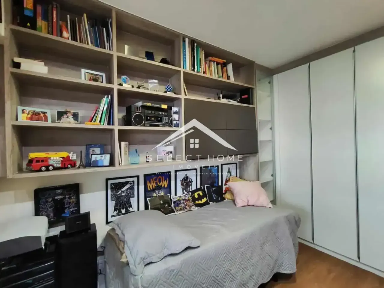 Floor-to-ceiling windows in a 4-bedroom apartment, 150 m² — photo 30