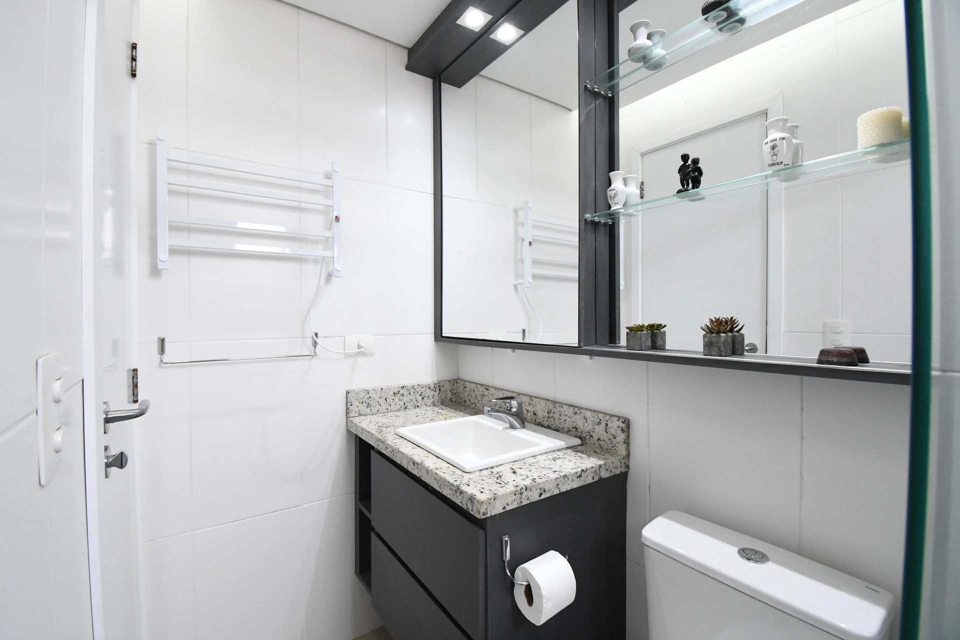3-bedroom apartment in a building with a gym — photo 47