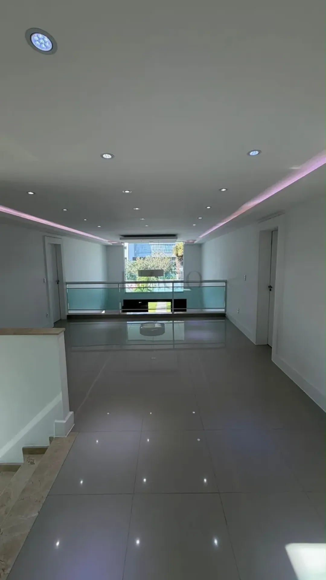 House, 950 m², with floor-to-ceiling windows — photo 9