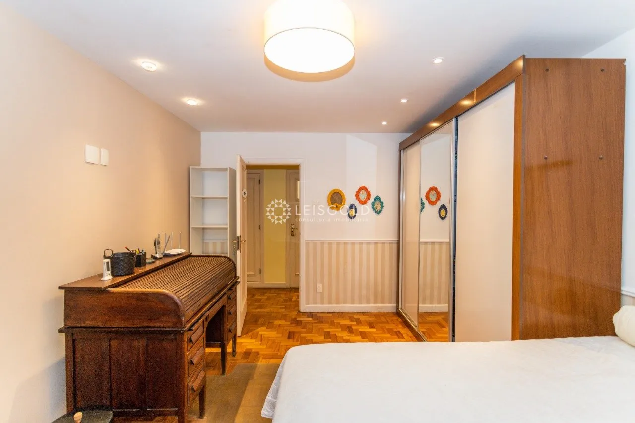 Home office in a 4-bedroom apartment, 220 m² — photo 27