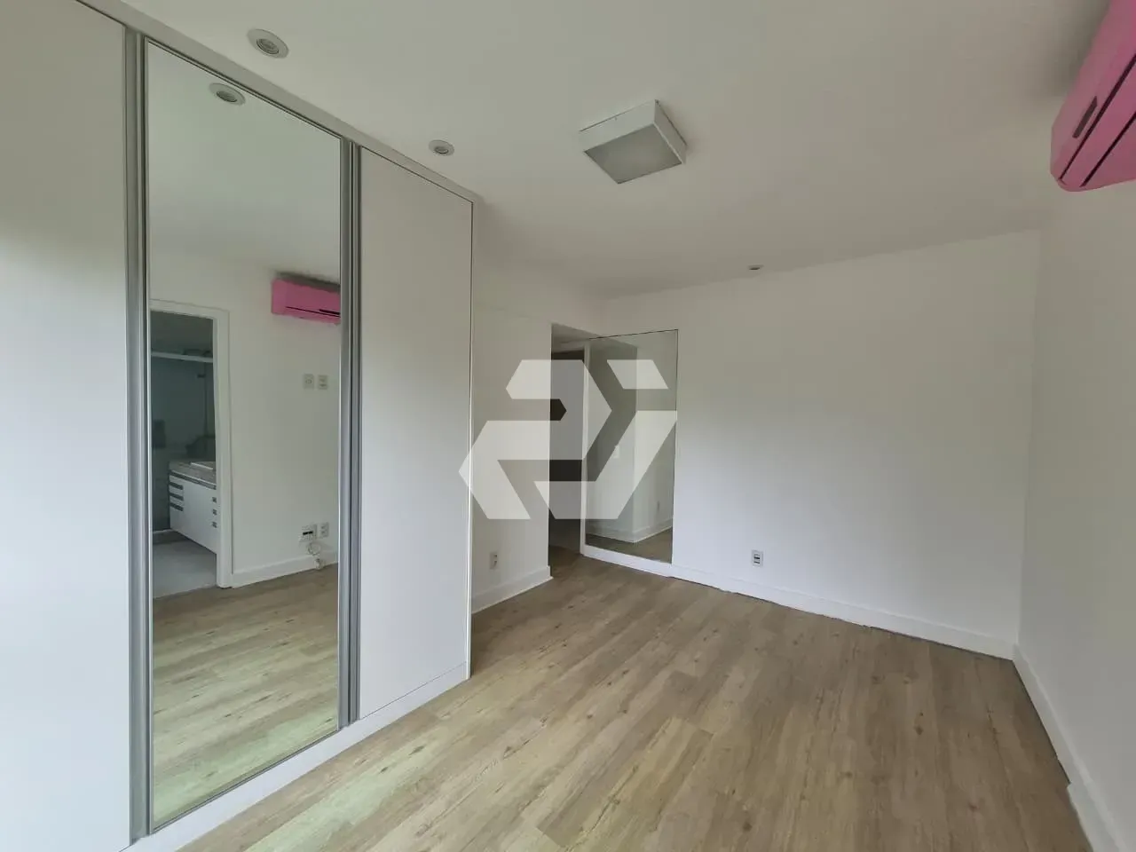 4-bedroom apartment with an enclosed glass balcony — photo 30