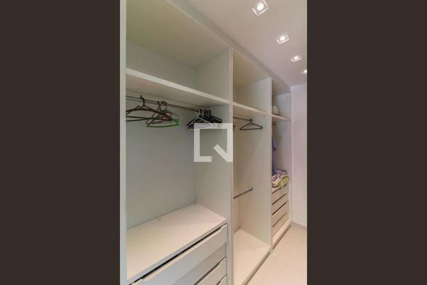 Condominium house with 5 bedrooms and 4 bathrooms — photo 4