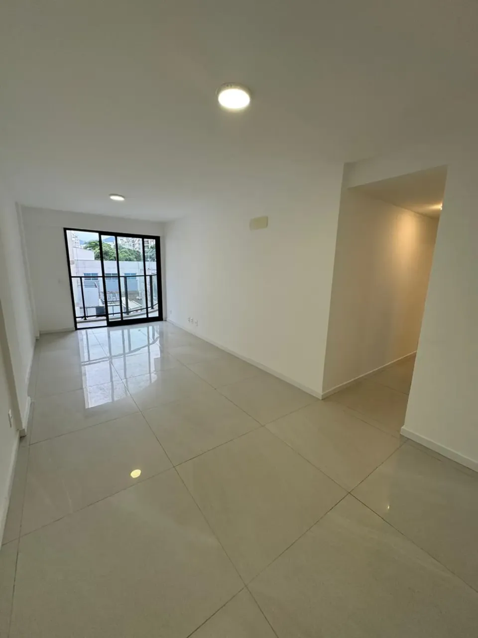 Unfurnished apartment with 3 bedrooms and 4 bathrooms — photo 4
