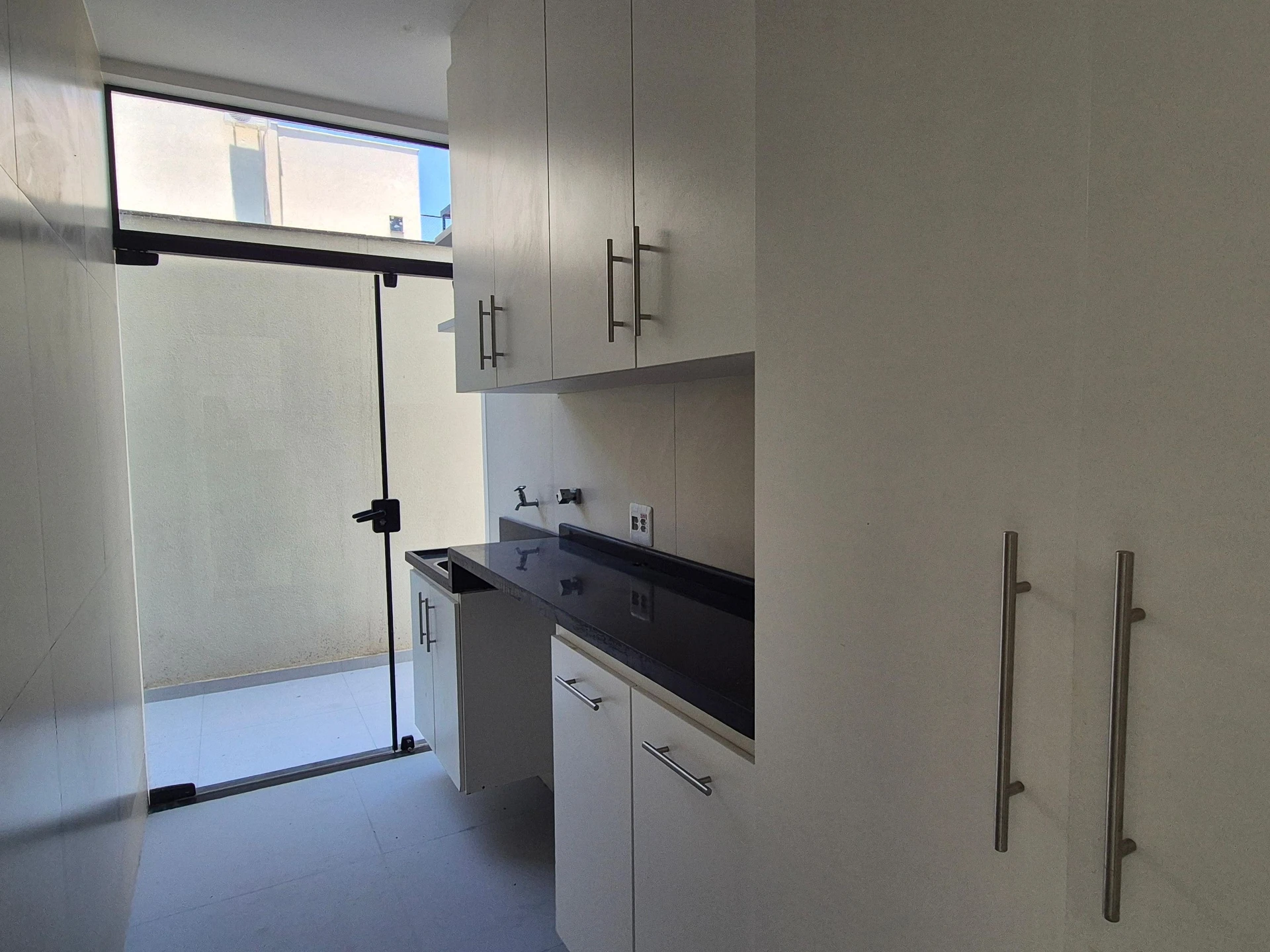 4-bedroom house with a glass-enclosed balcony — photo 50