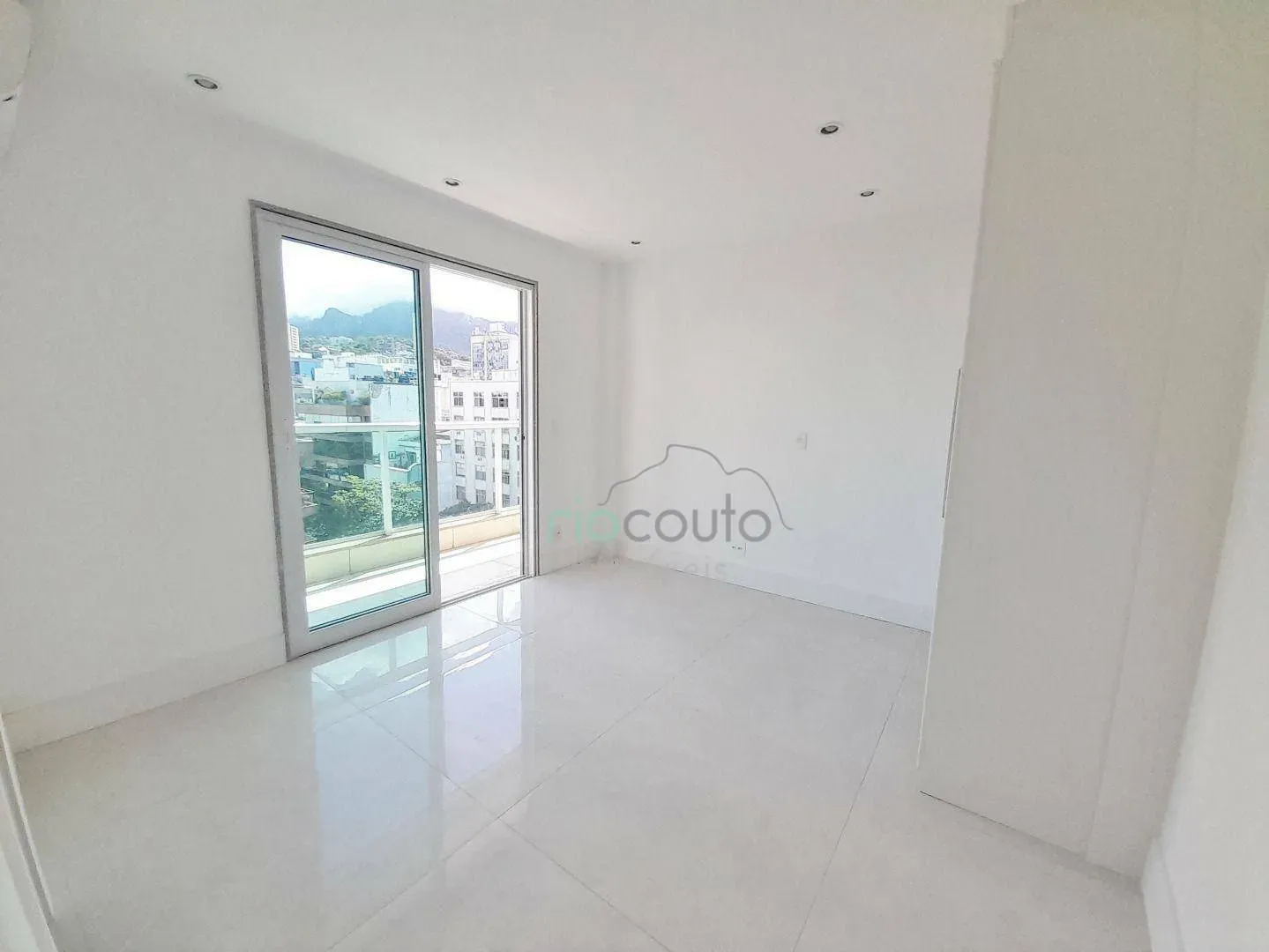 Apartment with 4 bedrooms and a balcony — photo 43