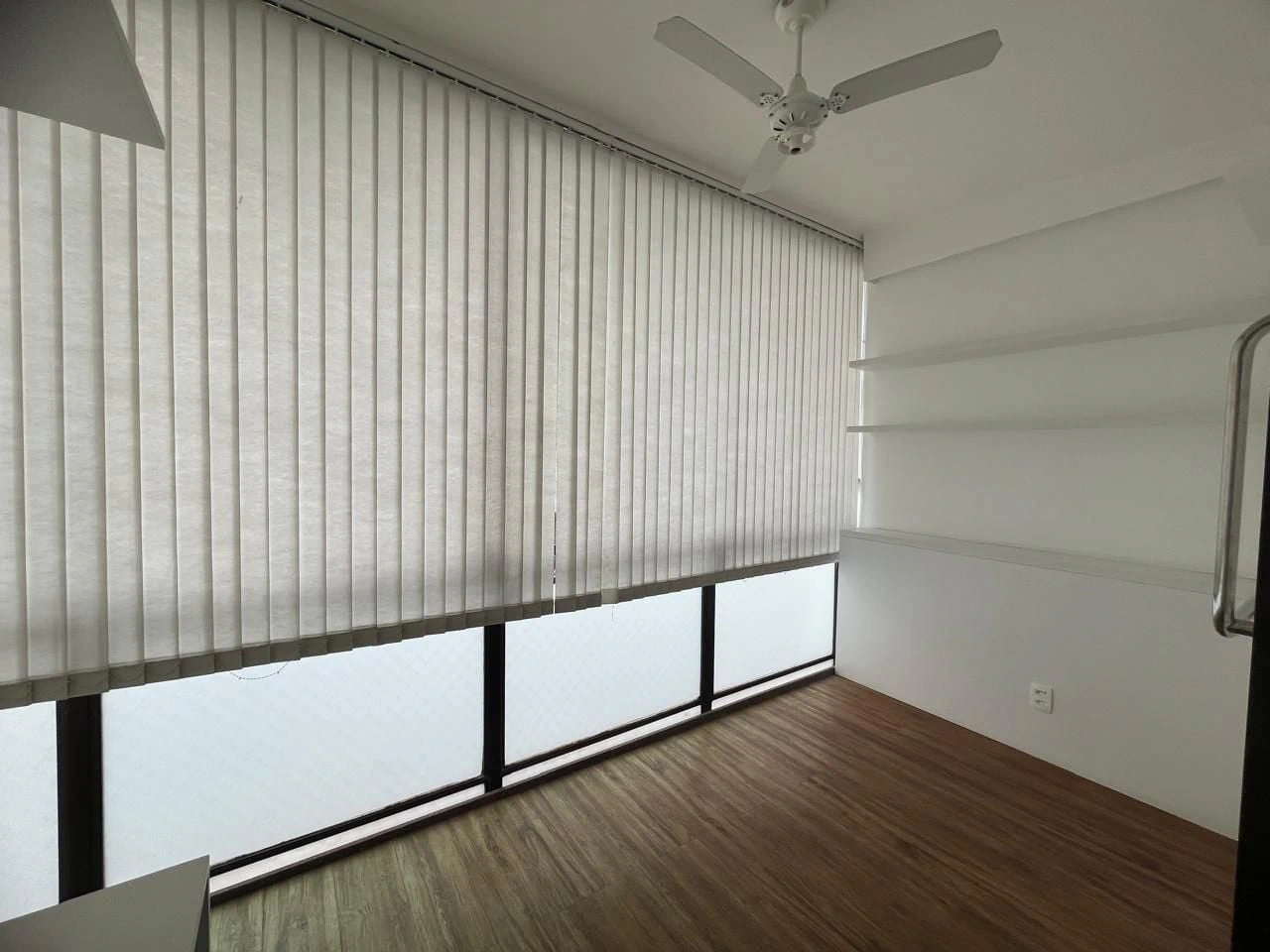 Glass-enclosed balcony in a 3-bedroom apartment, 160 m² — photo 21