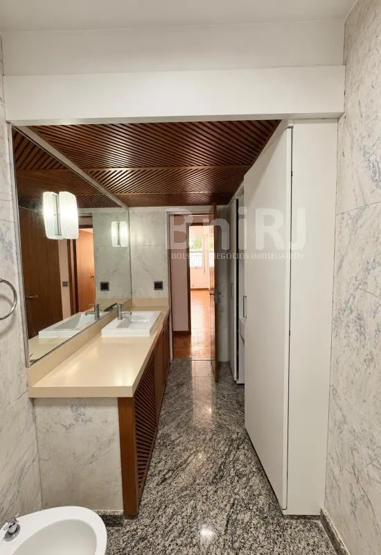 Home office in a 4-bedroom apartment, 280 m² — photo 36