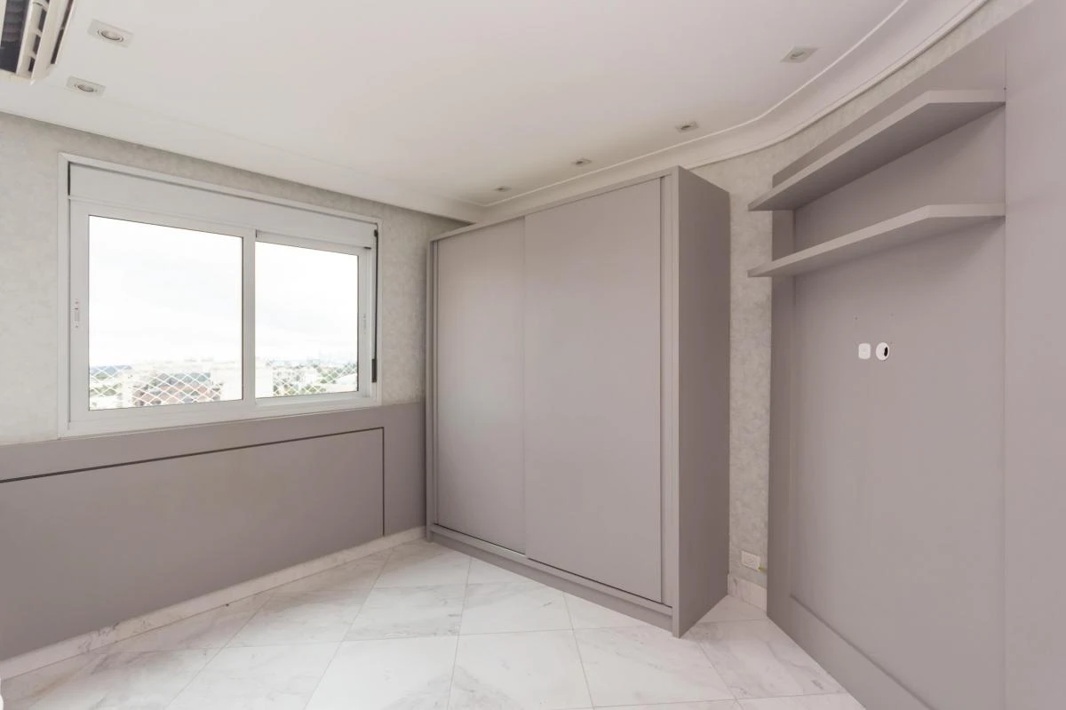 Glass-enclosed balcony in a 3-bedroom apartment, 297 m² — photo 17