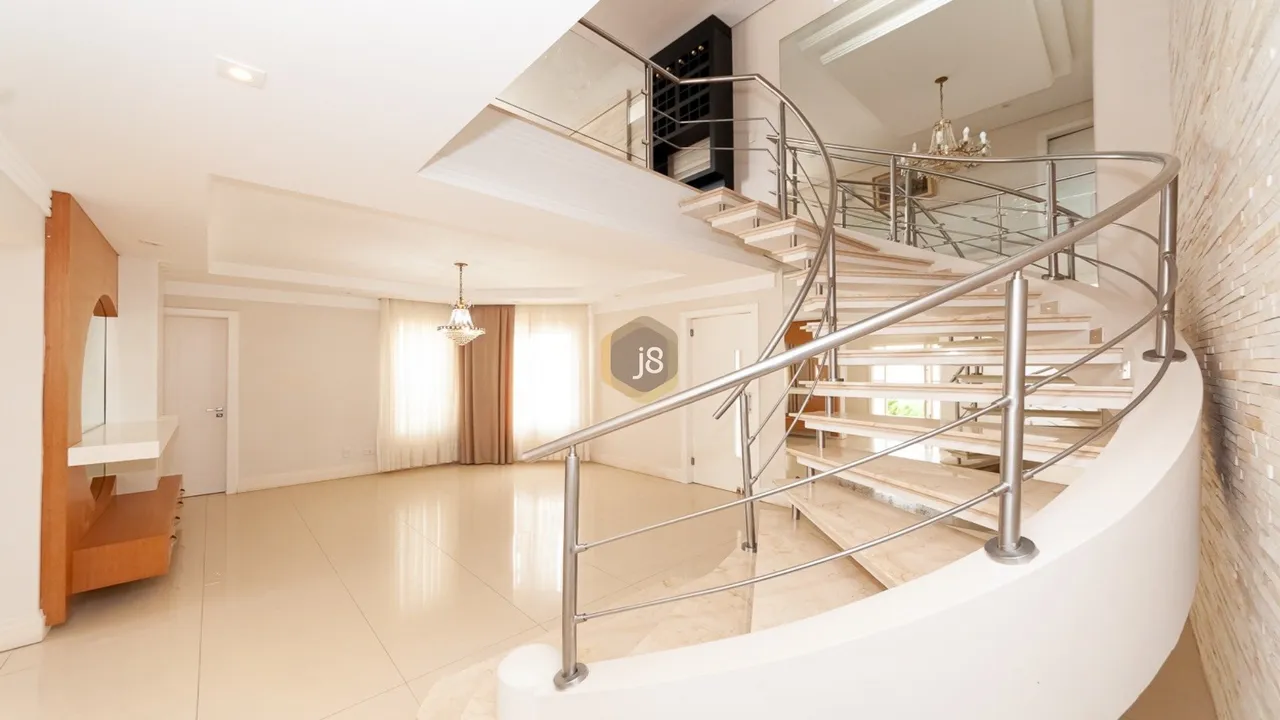 House with 5 en-suite bedrooms, 7 baths and 375 m²