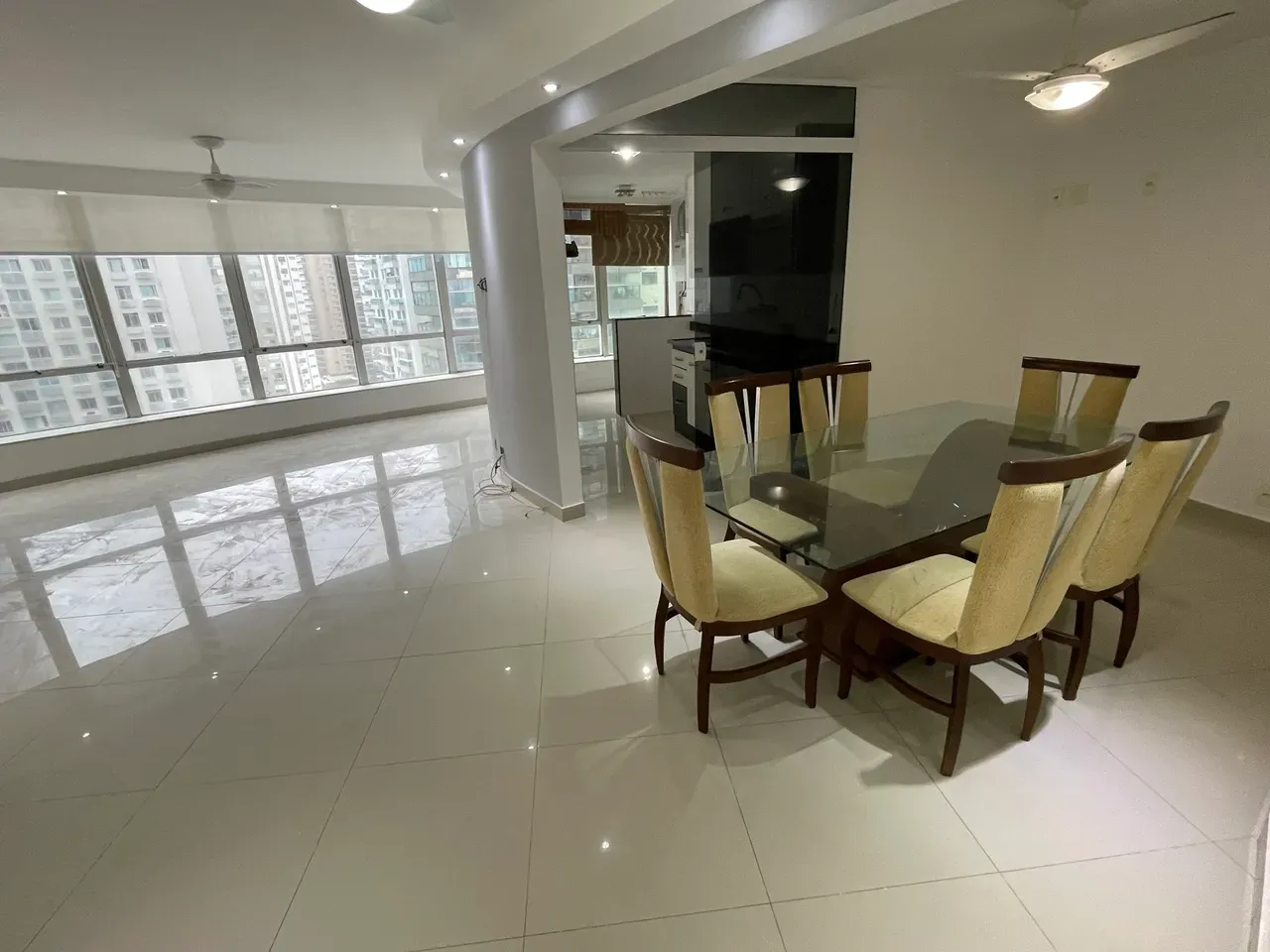 Unfurnished apartment with floor to ceiling windows — photo 2