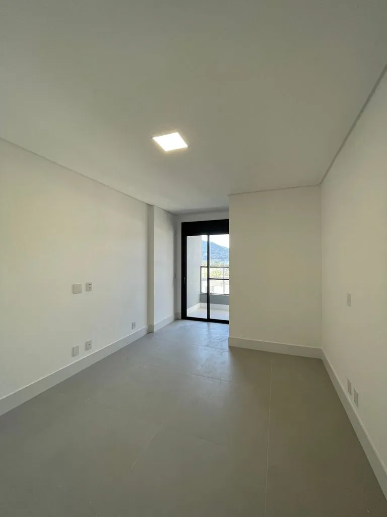 Balcony with a grill in a 3-bedroom apartment, 131 m² — photo 22