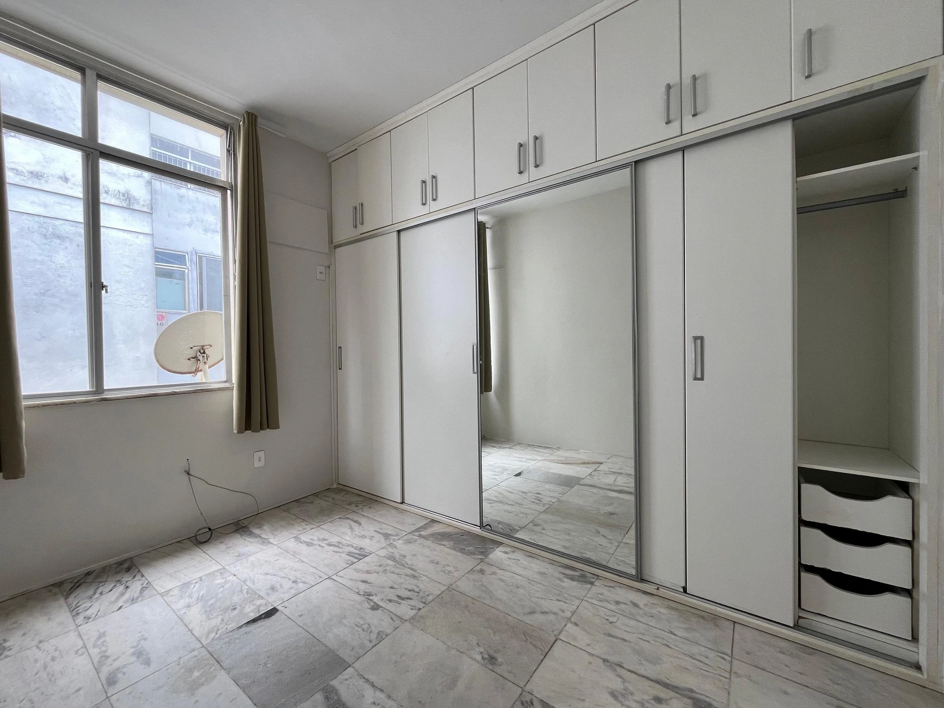 Bathtub in a 2-bedroom apartment, 170 m² — photo 11