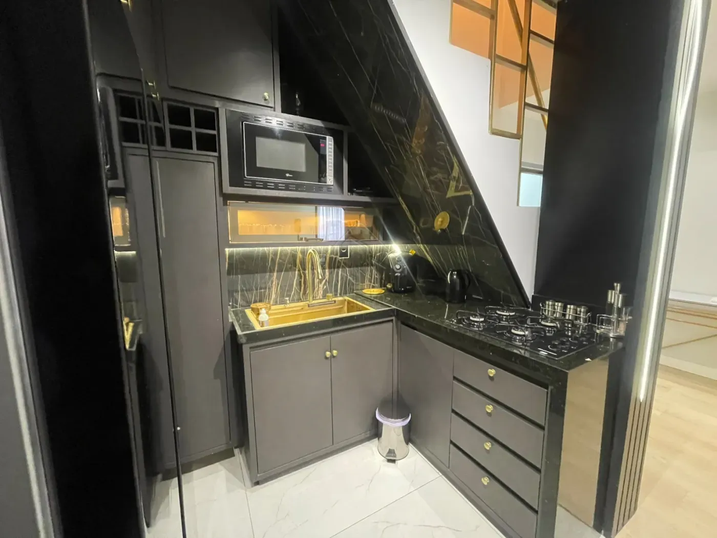 Furnished apartment, 123 m², with floor-to-ceiling windows