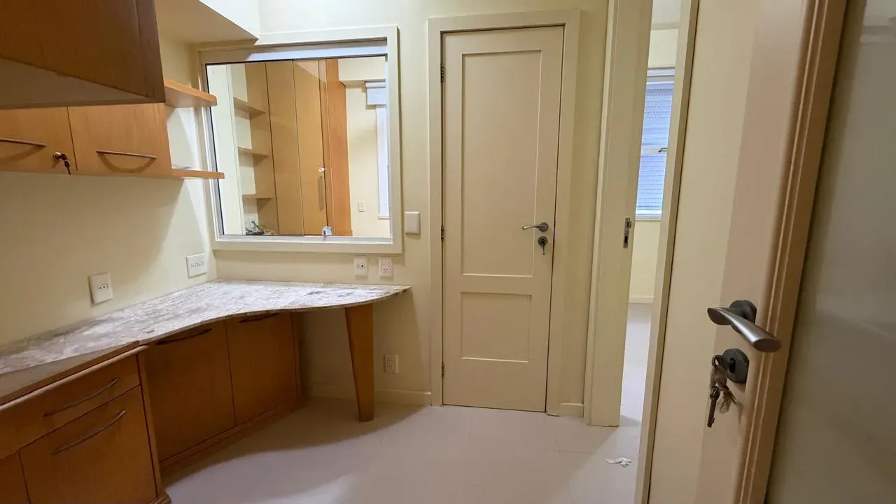 96 m² apartment with a walk-in closet and a home office — photo 7