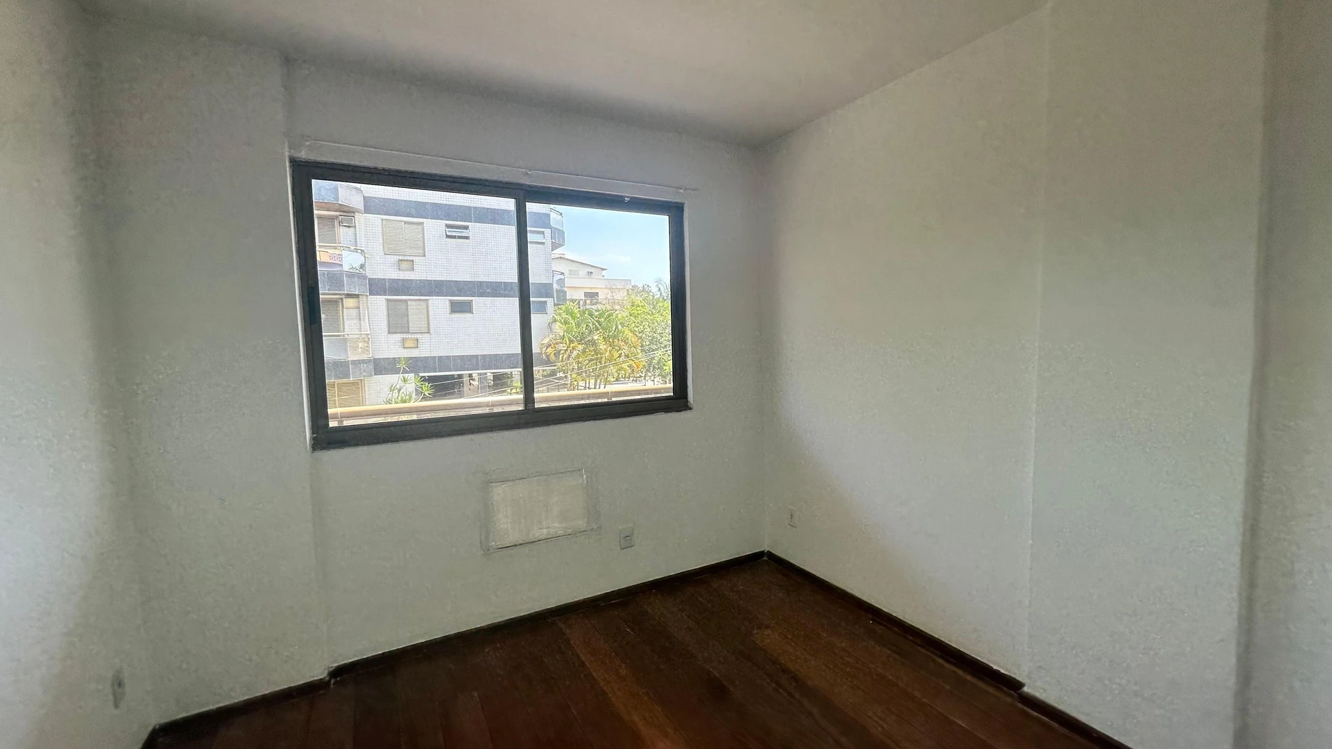 Apartment with built-in wardrobes and a balcony — photo 3