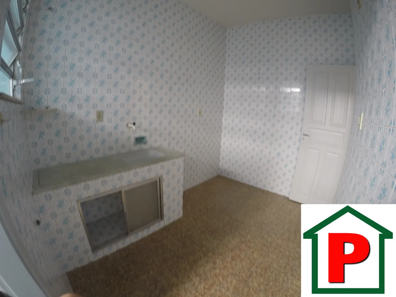 Apartamento sem mobília com cozinha separada e fechada — photo 2