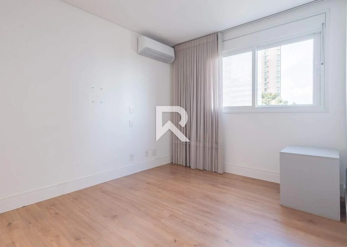 255 m² apartment with a bathtub and a walk-in closet — photo 40