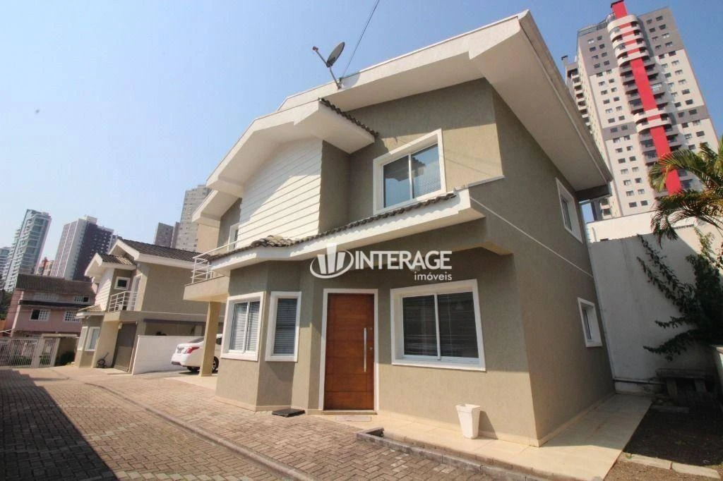 Balcony with a grill in a 3-bedroom house, 150 m² — photo 8