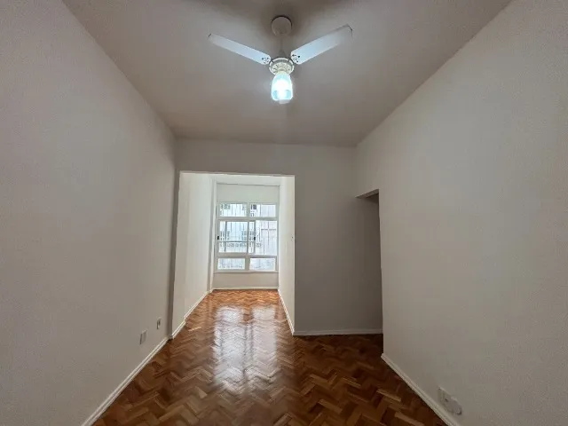 2-bedroom apartment with a bathroom and bathtub — photo 4