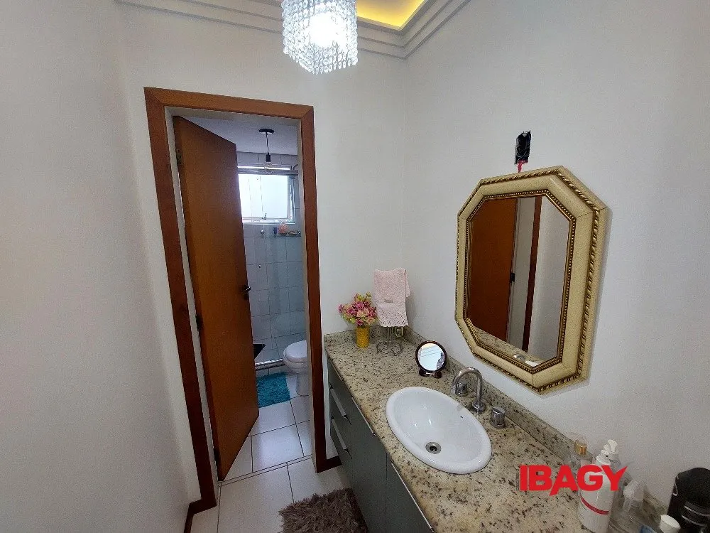 Apartamento amueblado de 4 dormitorios con balcón cerrado y 159 m² — photo 23