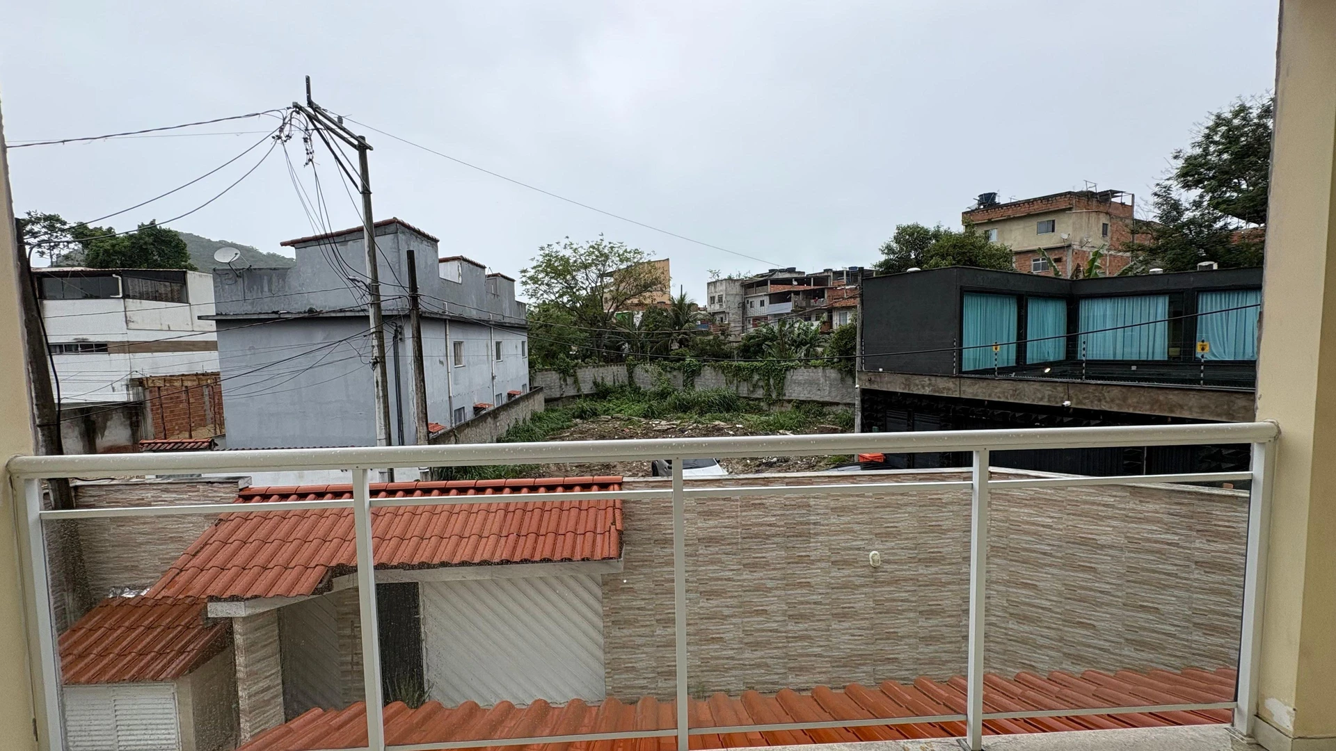 4-bedroom house with a glass-enclosed balcony — photo 46